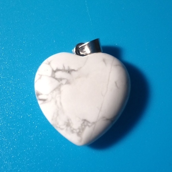 💝2/$20💝 NIP - Natural White Howlite Heart Shape Stone Pendant Necklace - Picture 3 of 6